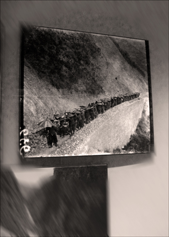 Convoyage de matériel à dos d'hommes. aspect de l'exposition. Photo: LSDP