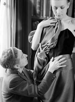 En toute sensualité, cette photo de Jeanne Lanvin et de l'un des modèles, prise par Laure Albin Guillot