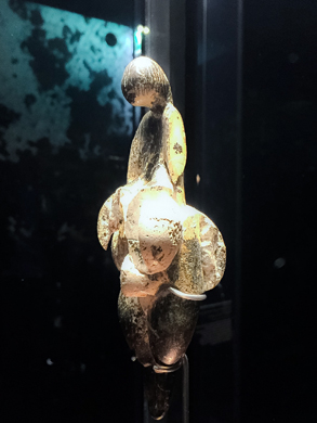 "Vénus de de Lespugue", ivoire de mammouth sculpté (Vers – 23000 ans). Musée de l'Homme. Photo: Valérie Maillard