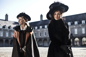 Lady Susan – Kate Beckinsale (à droite) et sa meilleure amie et complice Alicia – Chloë Sevigny