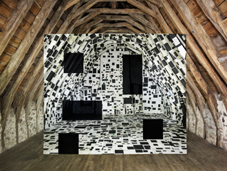 Georges Rousse dans les combles. Ce que le visiteur ne voit pas exactement. © Galerie Claire Gastaud