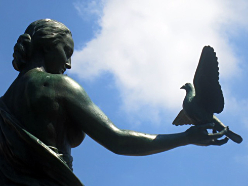Détail du monument de Bruxelles. Photo: Gérard Goutierre