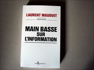 "Main basse sur l'information". Photo: PHB/LSDP