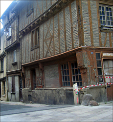 Rue menant au château de Thouars. Photo: Bruno Sillard