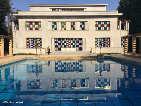 Façade arrière. Daniel Buren, Entrelacer, 2016. Filtres colorés transparents, pour 17 fenêtres. © Nicolas Lobbet