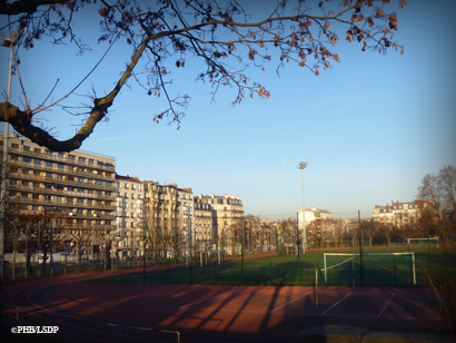 Centre sportif Léo Lagrange. C'est là qu'une rangée d'immeubles barrerait l'horizon du voisinage