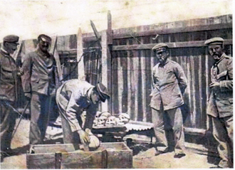 Soldats allemands empaquetant des crânes à destination des musées et universités allemandes. Ca. 1905. (dr)